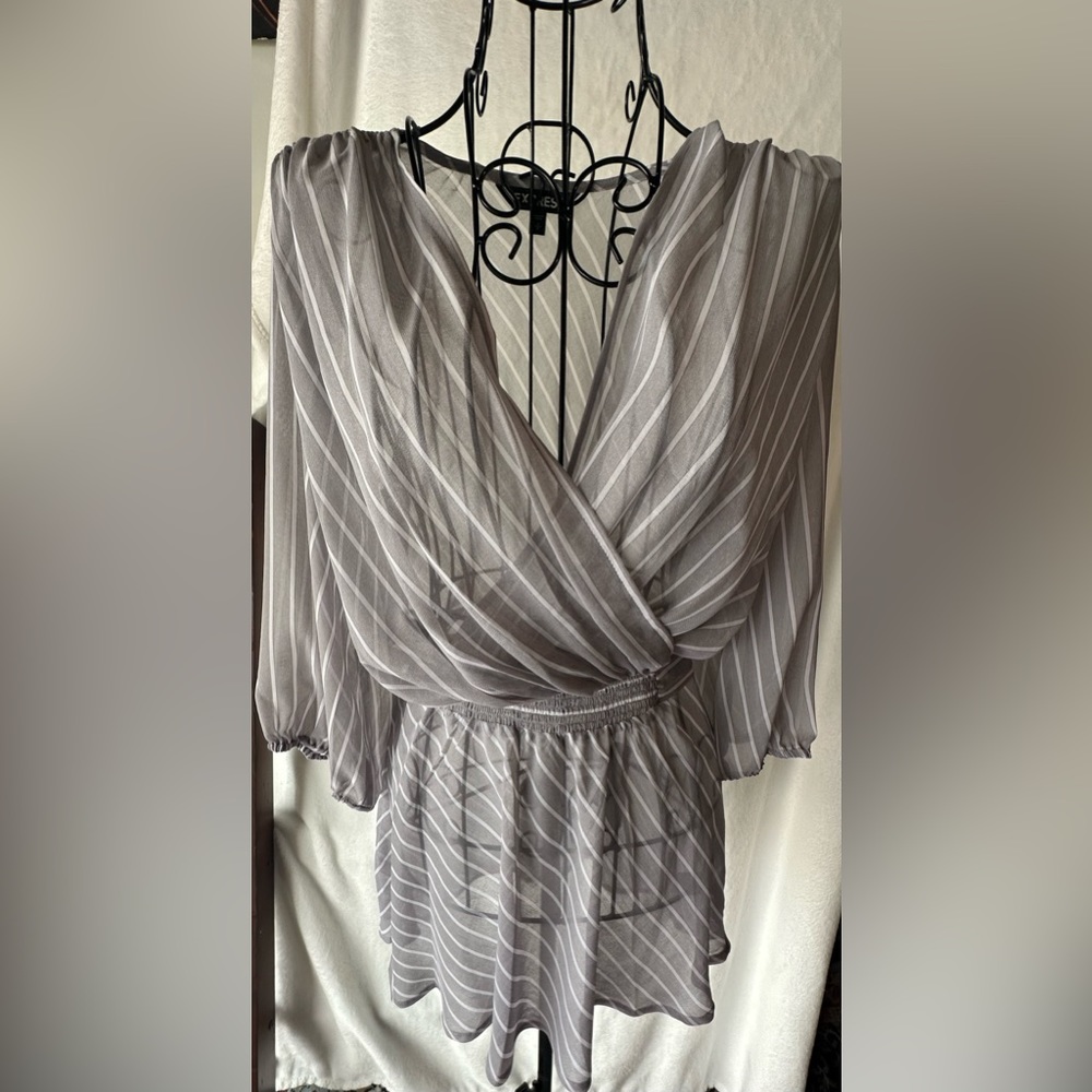 Express Women Top Striped V-neckline See Through, size S, Grey